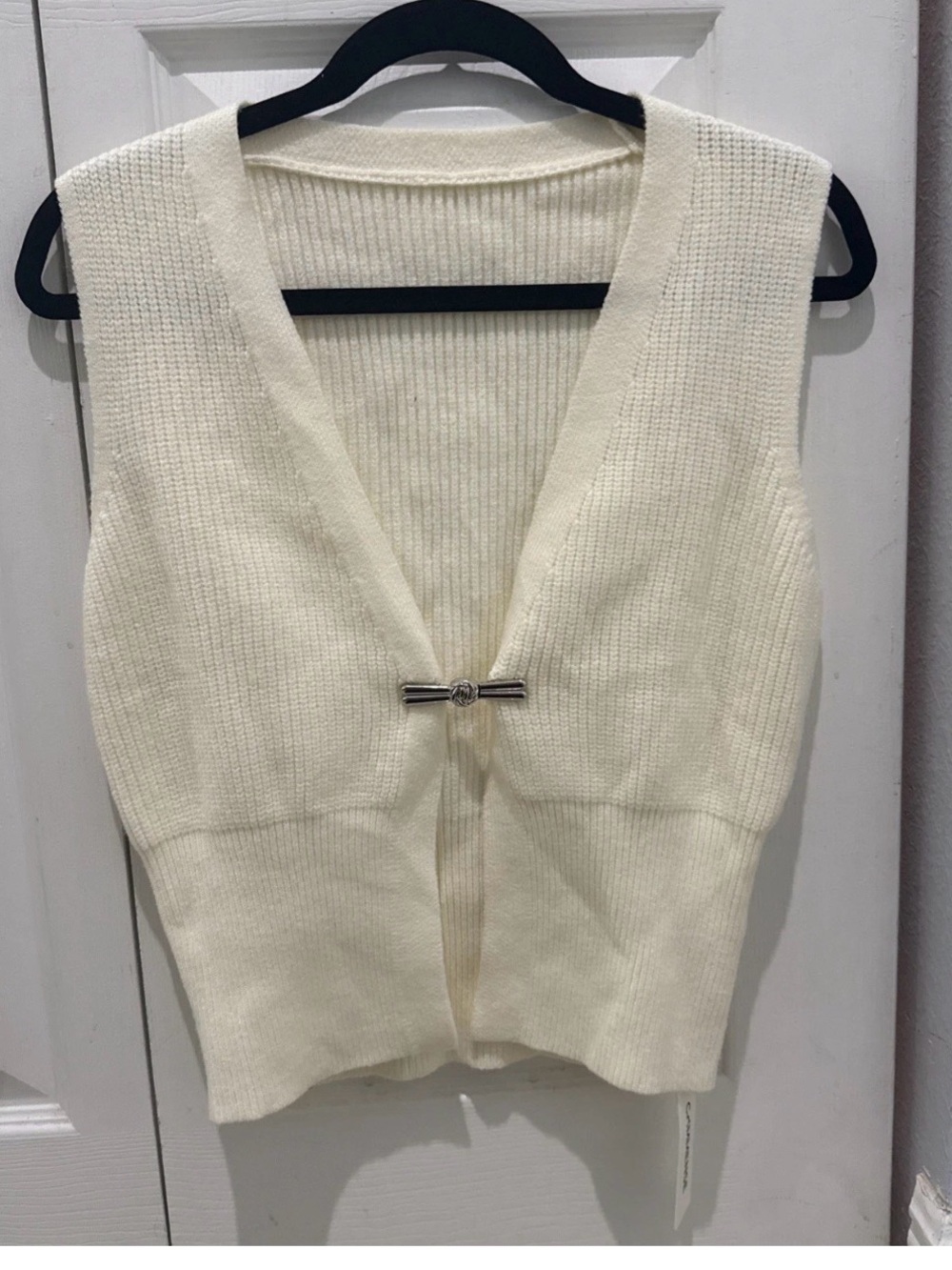 Commense size M NWTCropped Ivory Knit Vest with Decorative Closure